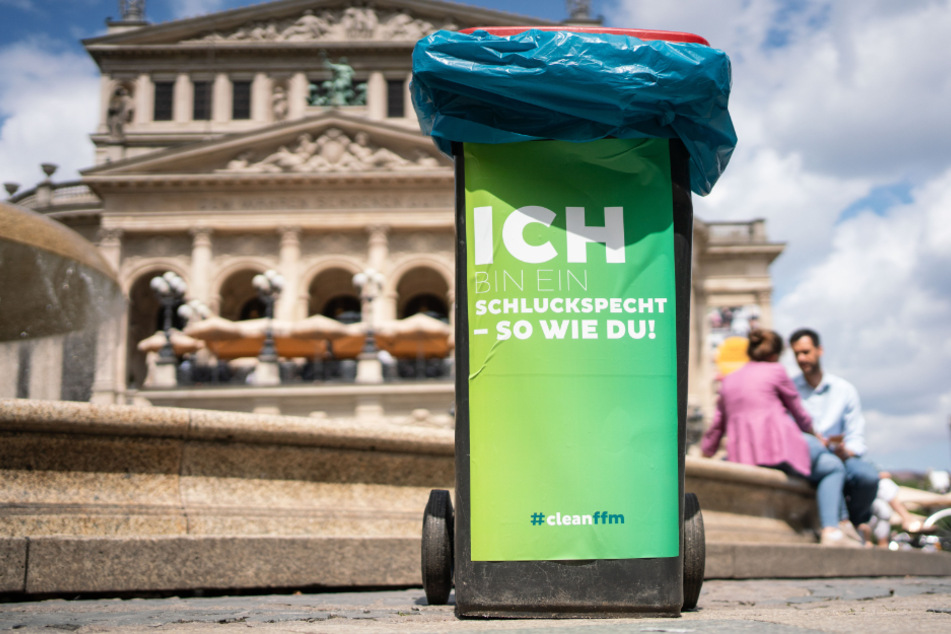 Eine extra aufgestellte Mülltonne steht auf dem Opernplatz.