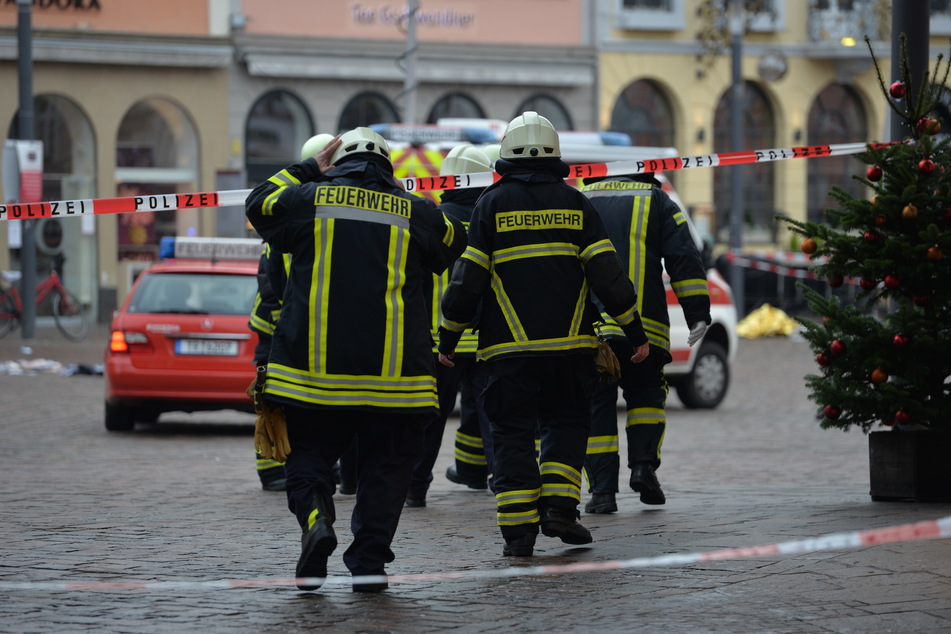 Die Einsatzkräfte sind mit einem Großaufgebot vor Ort im Einsatz und ermitteln unter Hochdruck, die Lage ist angespannt.