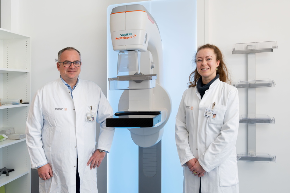 Professor Ralf-Thorsten Hoffmann (52), Leiter Institut und Poliklinik für Diagnostische und Interventionelle Radiologie, sowie Oberärztin Sophia Blum nutzen in der Mammographie eine KI-basierte Software.