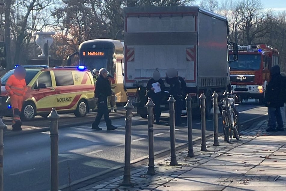 Auf der Lennéstraße in Dresden wurde am Freitagvormittag eine Fußgängerin (†86) von einem Laster erfasst.