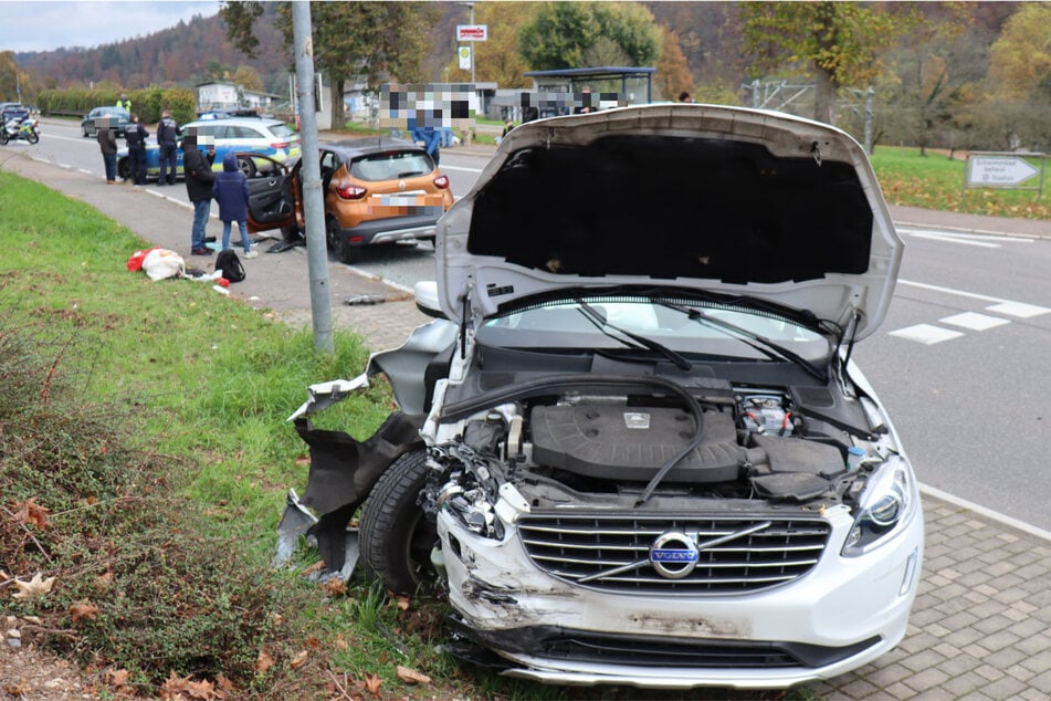 Ein weißer Volvo landete nach dem Crash auf dem Fußgängerweg.