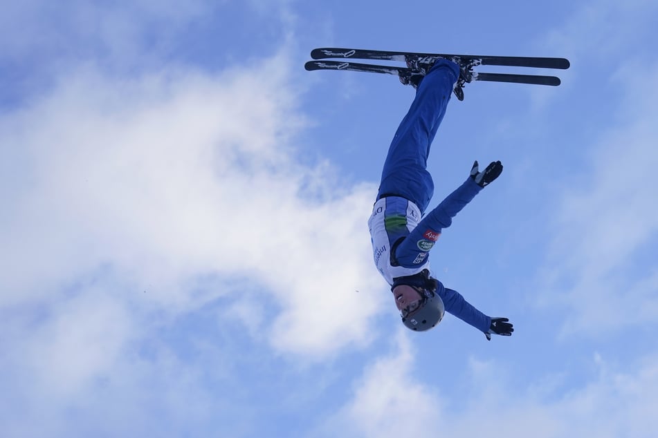 Emma Weiß geht für Deutschland im Freestyle an den Start. Doch die Aerials-Qualifikation wurde um mindestens drei Stunden nach hinten verschoben.
