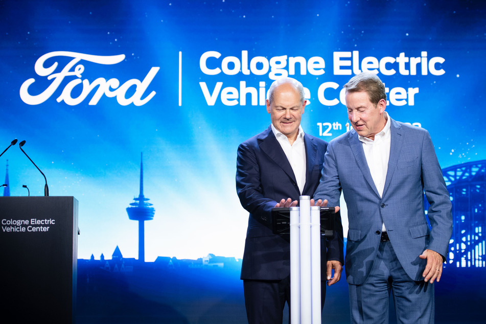 Bundeskanzler Olaf Scholz (64, l.) und William Clay Ford (66), Vorstandsvorsitzender von Ford, drückten bei der Vorab-Eröffnungsfeier des Ford Cologne Electric Vehicle Center symbolisch den Startknopf.