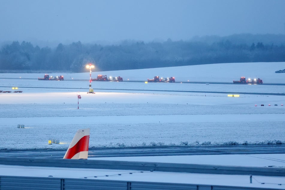 Der Winterdienst ist mit Schneeräumfahrzeuge am Hamburger Flughafen im Einsatz.