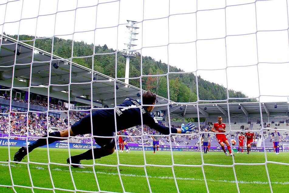Mit einem unglaublich arroganten Elfmeter schoss Rouwen Hennings (34) Düsseldorf zum 1:0-Sieg. Der Ball ging Martin Männel (33) zwischen linkem Fuß und linken Hand ins Netz. Ärgerlich!