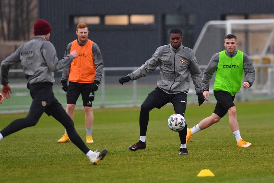 Die Trainingseinheiten der Dynamos nutzt Leroy Kwadwo (2.v.r), um das System von Coach Markus Kauczinski immer besser zu antizipieren.
