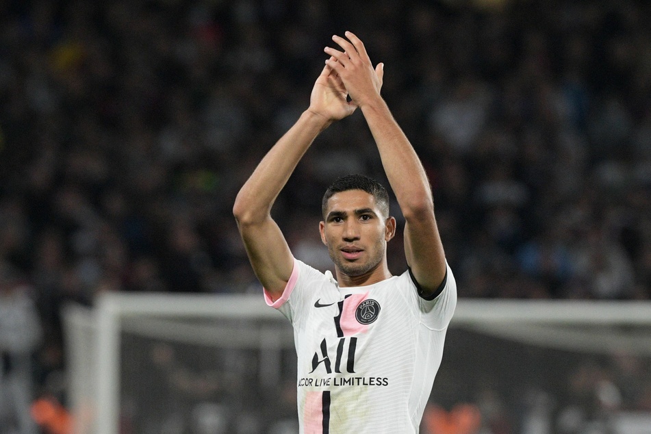 Achraf Hakimi (22) hat sich direkt bei PSG eingelebt: Hier bejubelt er einen seiner beiden Treffer gegen den FC Metz. Insgesamt erzielte er schon drei Tore (2 Vorlagen).