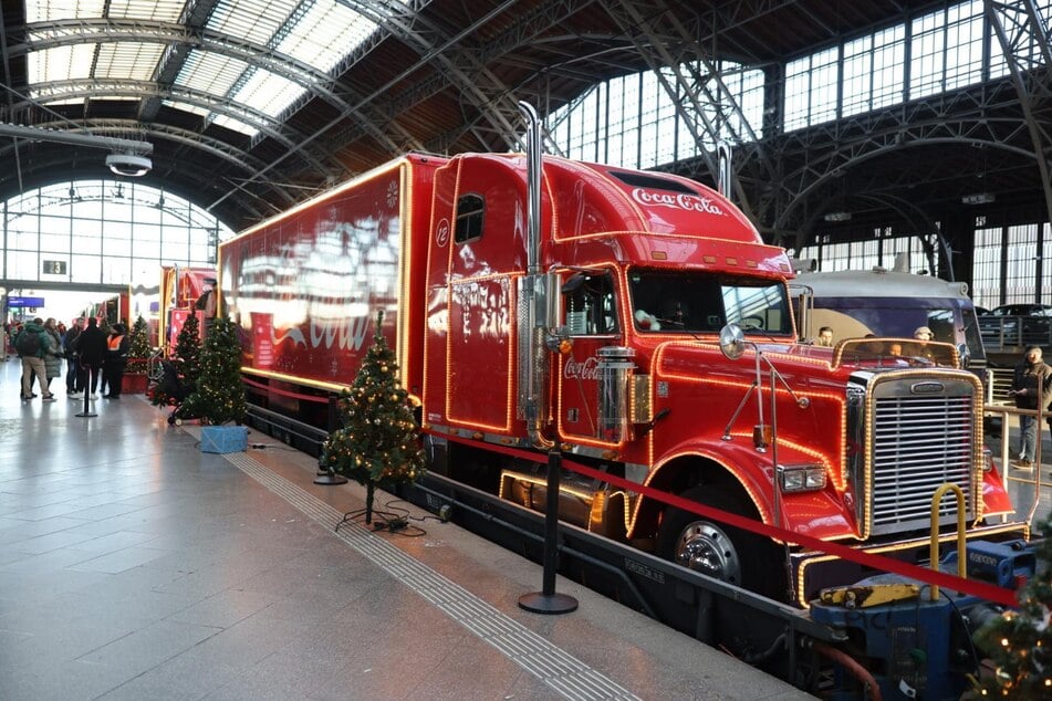 Wie aus dem Fernsehen: Ein Coca-Cola-Weihnachtstruck am Sonntag im Leipziger Hauptbahnhof.