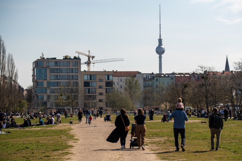 Bei herrlichstem Frühlingswetter tummeln sich die Berliner in den Parks.