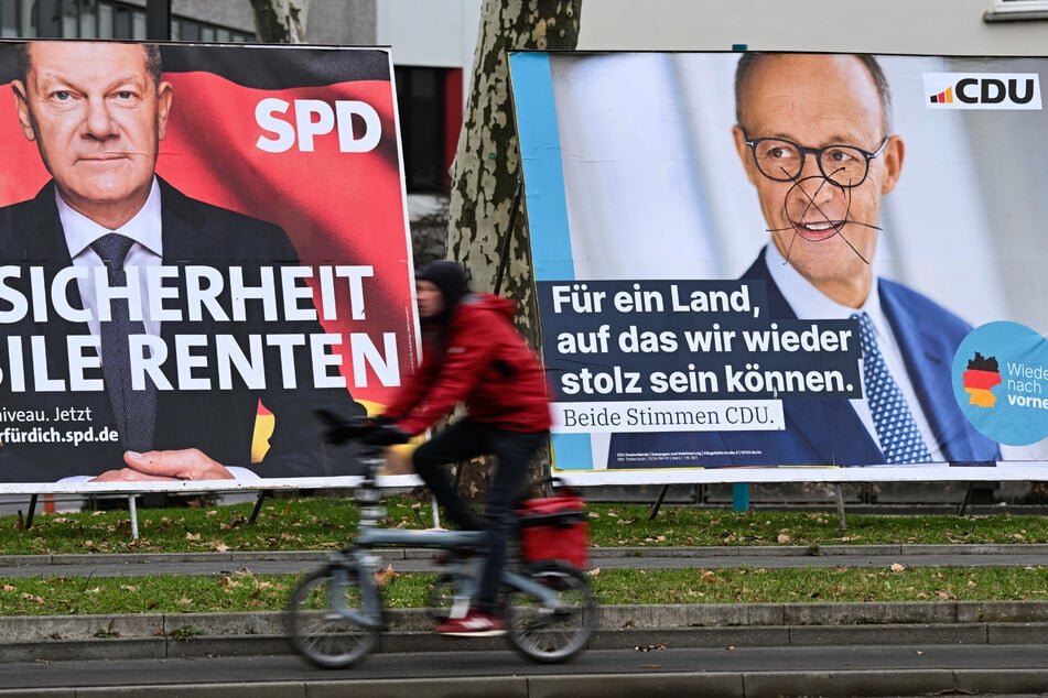 Wahlplakate in Frankfurt: Mit dem Wahlergebnis in Hessen bei der Bundestagswahl 2021 dürfte das heutige nicht mehr allzu viel zu tun haben.