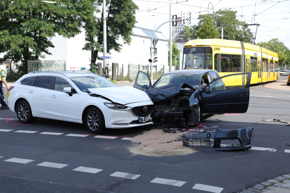 Die Straßenbahn musste nach dem Crash umgeleitet werden.