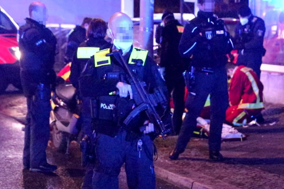 Die Berliner Polizei sicherte den Tatort ab, während der schwer verletzte Mann von Rettungskräften versorgt wurde.