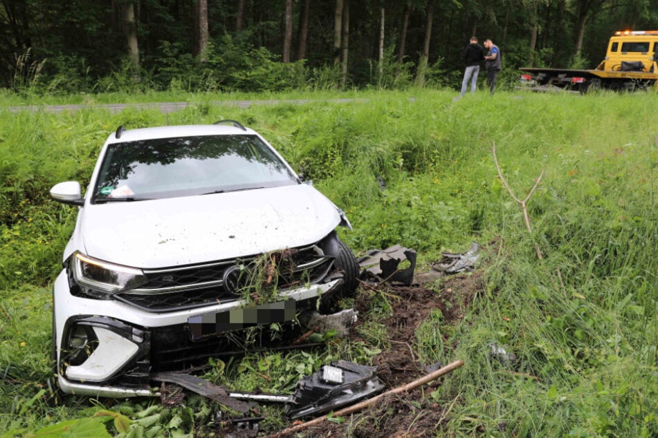 Auch der Wagen der 29-jährigen Fahrerin wurde durch die Luft geschleudert und kam erst auf der Wiese zum Stehen.