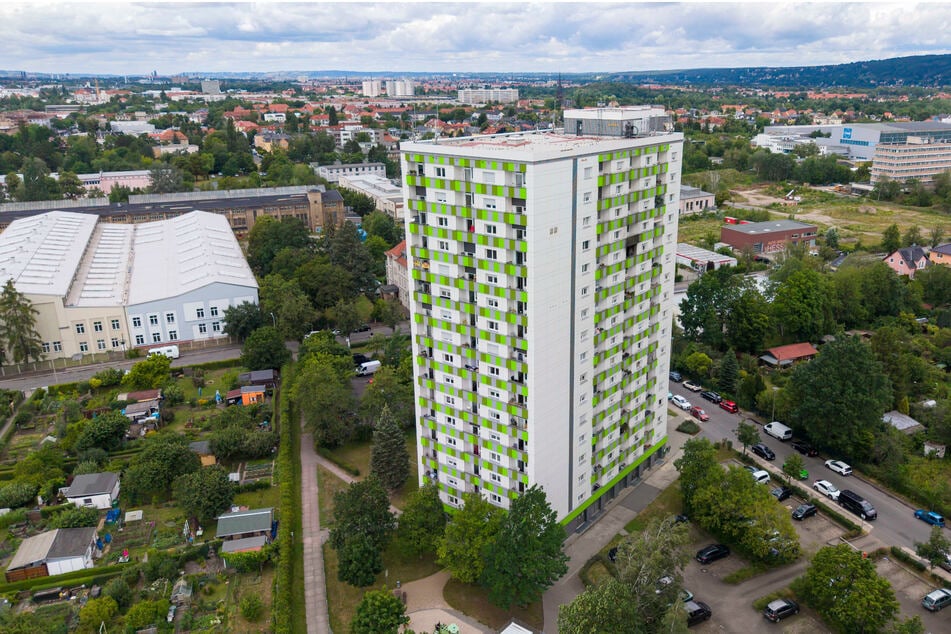 Der WG-Block an der Rathener Straße von oben. Gut zu erkennen: der verkohlte Balkon im 13. Stock.