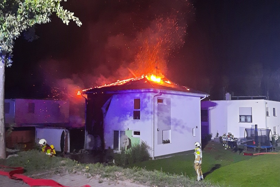 Das Einfamilienhaus in Dresden-Nickern brannte in der Nacht zu Sonntag.