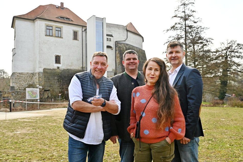 Freuen sich auf das Sommertheater auf Schloss Klippenstein (v.l.): Schauspieler Thomas Böttcher, OB Frank Höhme, Schlossherrin Karina Iwe und Biertheater-Geschäftsführer Jens Richter.