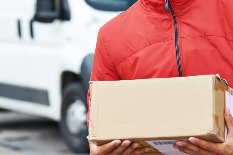 Der angeklagte Kurierfahrer soll mindestens 100 Pakete geöffnet und die darin enthaltenen Waren gestohlen haben (Symbolbild).