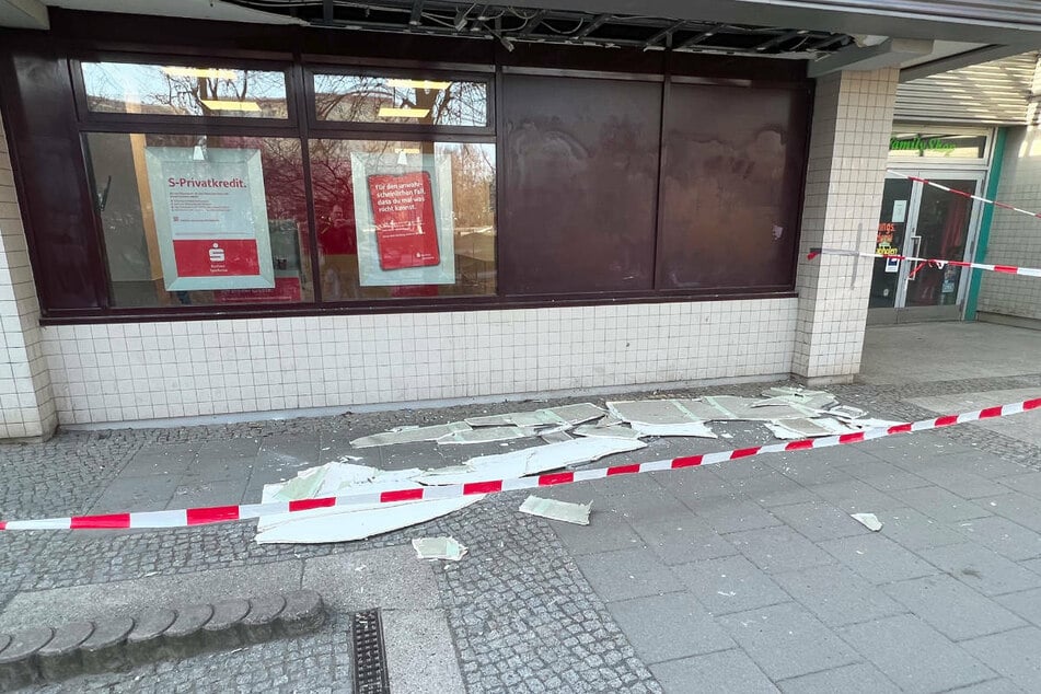Gegen 3 Uhr haben zwei Männer in der Nacht zu Montag den Geldautomaten einer Sparkasse in Neu-Hohenschönhausen gesprengt. Dabei ist die Wand- und Deckenverkleidung beschädigt worden.