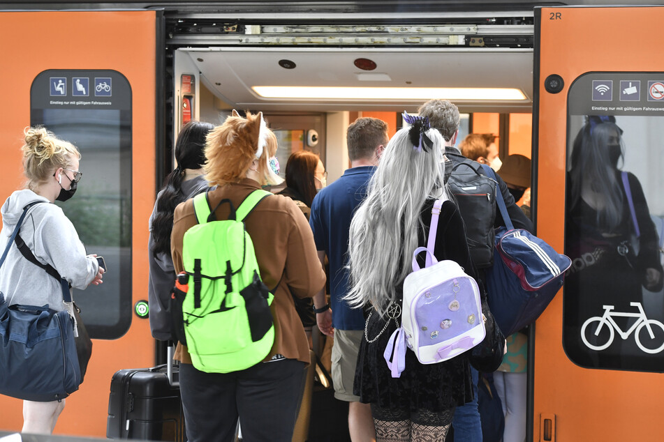 Pfingst-Urlauber kehren heim: Starke Rückreisewelle in NRW erwartet, volle Züge in Köln