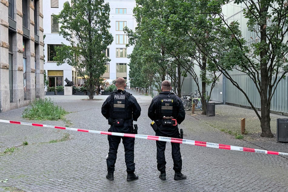Polizisten sperrten den betroffenen Bereich am Samstag ab.