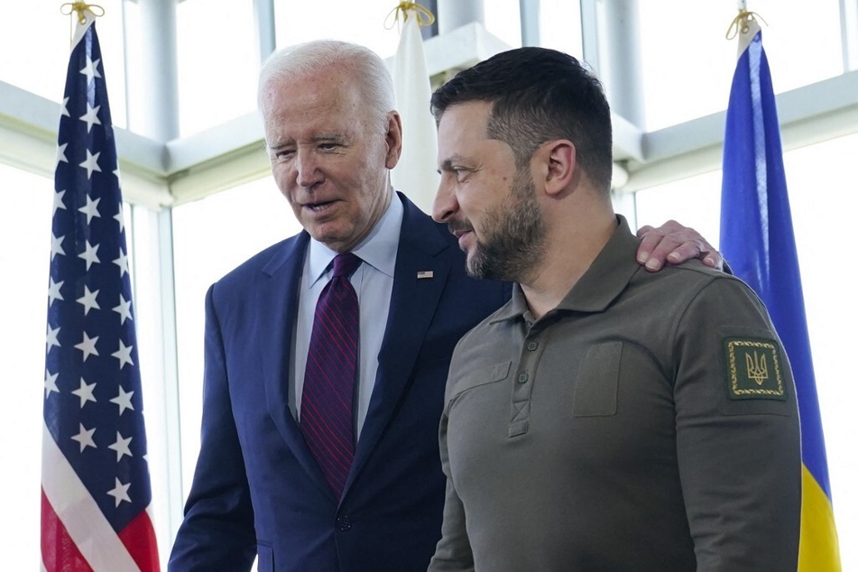 President Joe Biden (l.) last week announced his intention to send cluster munitions to Ukraine amid the ongoing war with Russia.