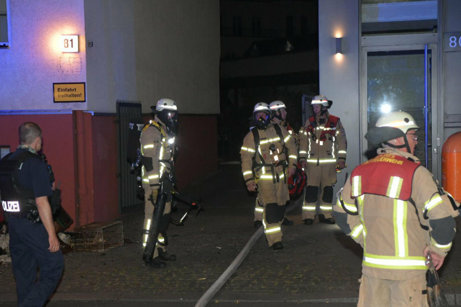 Einsatzkräfte stehen vor dem Haus in Berlin-Wilmersdorf.