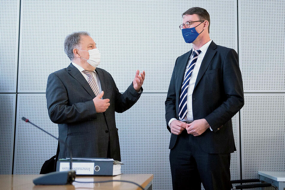 Innenminister Roland Wöller (50, CDU, r.) hatte Klaus Fleischmann (69) mit der Untersuchung des Fahrradskandals beauftragt.