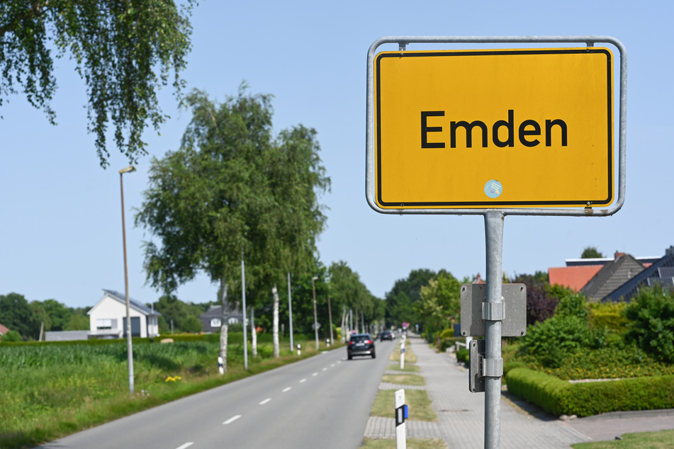 Auf dem Ortsschild steht statt "Veenhusen" nun "Emden" in der ostfriesischen Gemeinde Moormerland im Ortsteil Veenhusen.