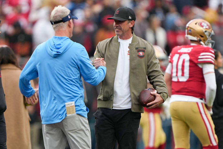 Kyle Shanahan (M.) – hier im Gespräch mit Titans-Headcoach Mike McCoy – zählt zu den bekanntesten und einflussreichsten Trainern in der NFL.