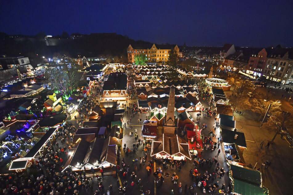 Der Erfurter Weihnachtsmarkt soll 2021 wieder erstrahlen und viele Besucher in die Thüringer Landeshauptstadt locken. (Archivbild)