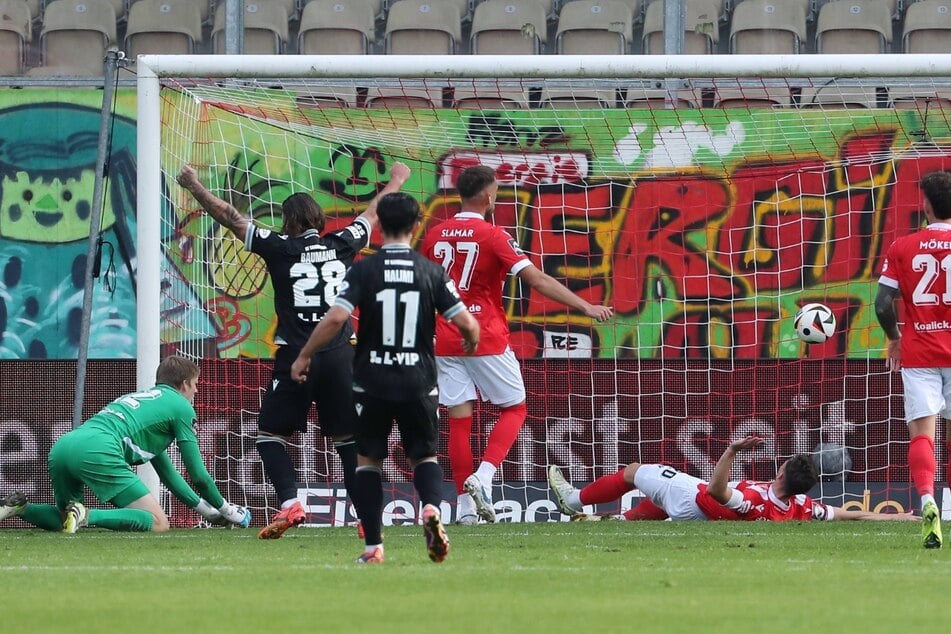 Sandhausen bejubelt nach einem Hackentor den Ausgleich.