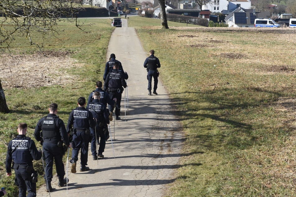 Einsatzkräfte der Polizei suchten das Gebiert ab, wo der Leichnam des Säuglings entdeckt worden war.