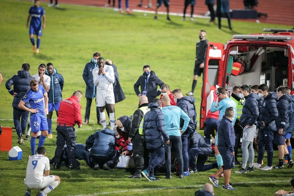 Spieler und Betreuer sind schockiert, schlagen die Hände über den Kopf und kämpfen mit den Tränen. Der Krankenwagen brachte Nanú schließlich vom Feld.