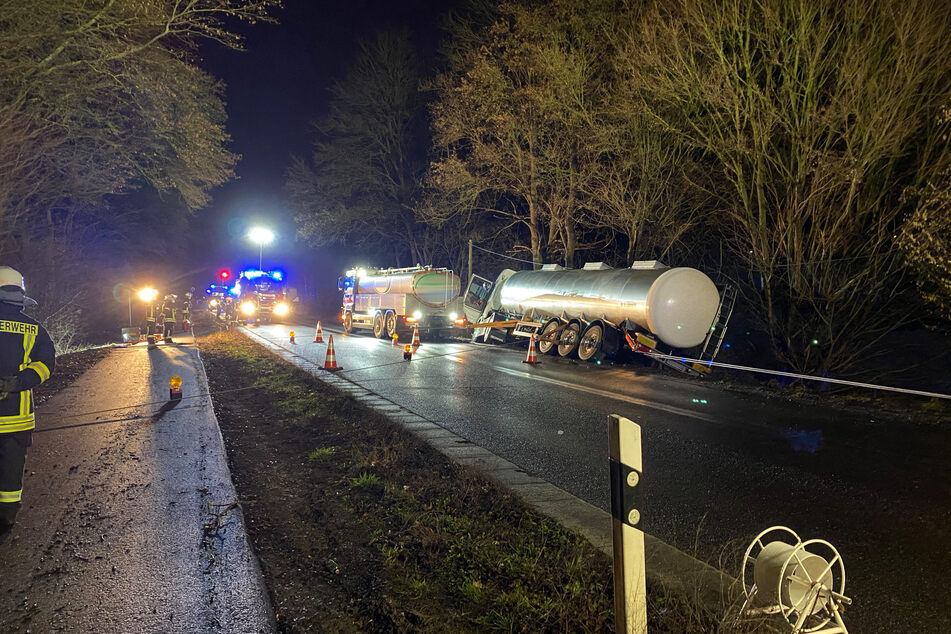 Die Feuerwehr Rösrath sicherte den abgerutschten Milchlaster, während der Unternehmer den Großteil der Milch abpumpte.