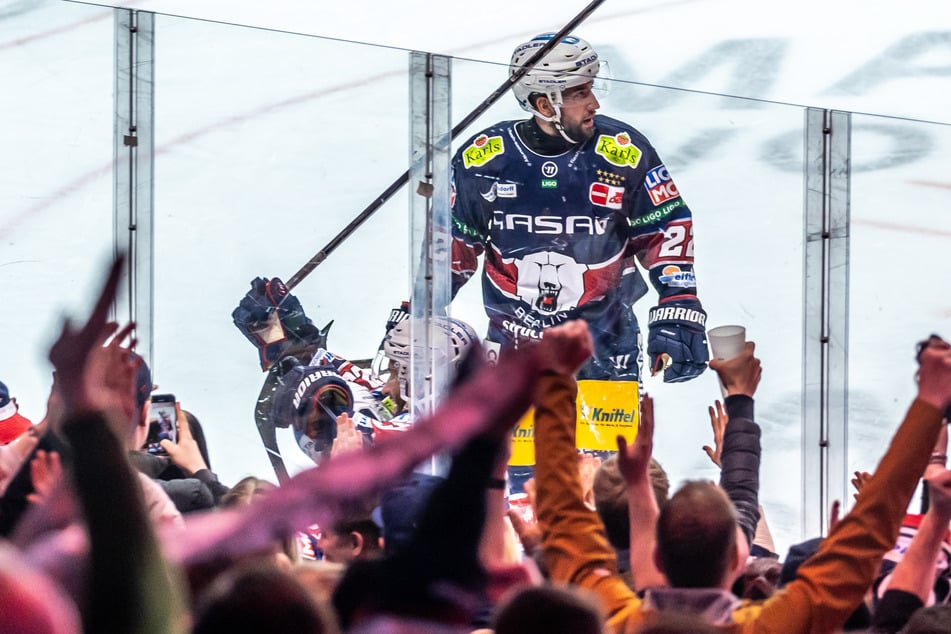 Vor Monaten wurde Tobias Eder (26) noch von den Eisbären-Fans als Deutscher Meister gefeiert.