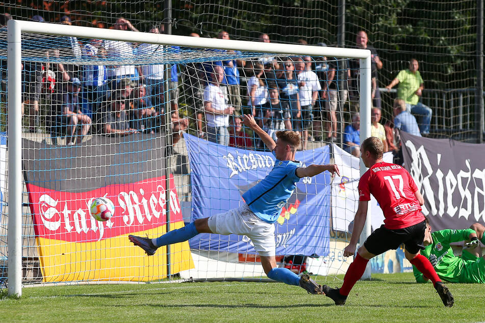 Klasse! CFC-Stürmer Michel Ulrich (l., hier beim 3:0) traf insgesamt dreimal gegen die BSG Stahl Riesa.