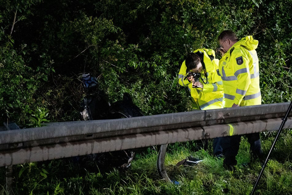 A555 stundenlang gesperrt: Motorradfahrer nach Unfall lebensgefährlich verletzt