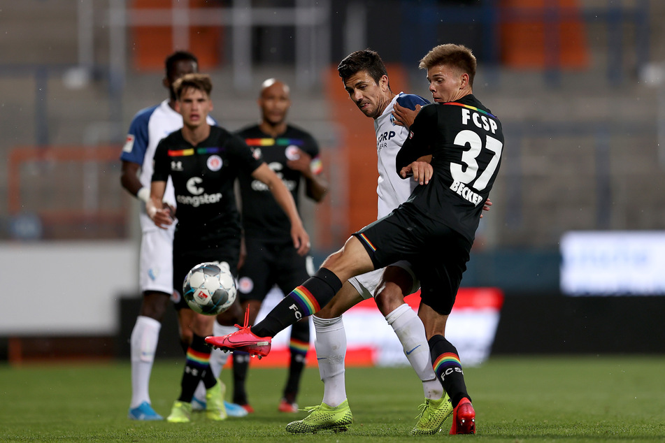 Anthony Losilla (2.v.r) von Bochum und Finn Becker von St. Pauli (r) in Aktion.