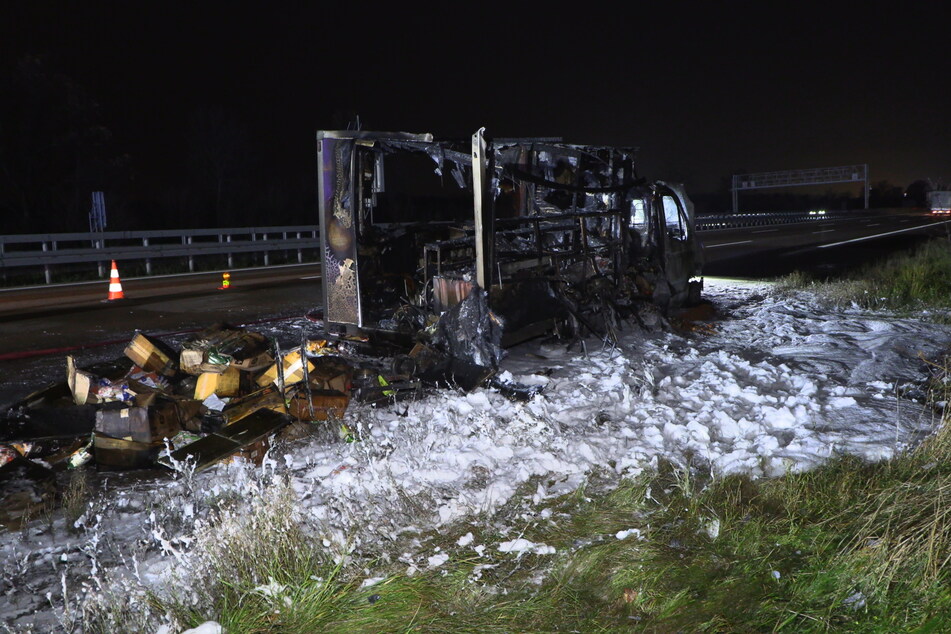 Leipzig: Transporter auf der A14 bei Leipzig abgefackelt