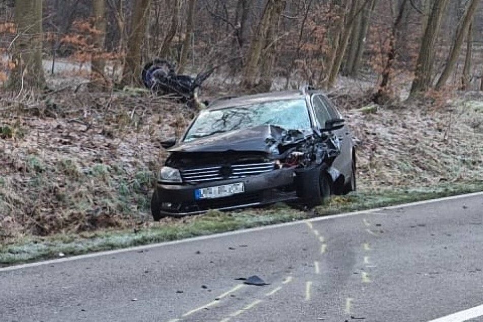 Der 16 Jahre alte Motorradfahrer ist bei dem Zusammenstoß tödlich verletzt worden.