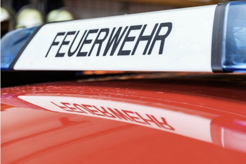 Die Feuerwehr konnte nicht verhindern, dass drei Fahrzeuge auf der Alten Messe leicht bis komplett abbrannten. (Symbolbild)
