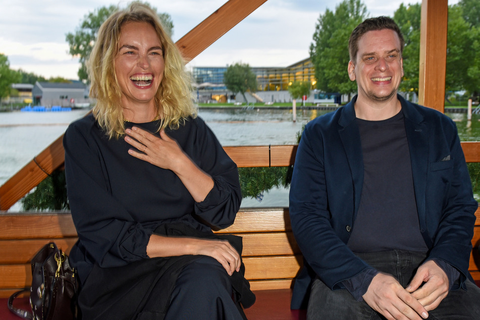 Die Schauspielerin Nina Hoss und Dominik Elstner, Sohn der verstorbenen Schauspielerin Hannelore-Elstner, lächeln auf der Fähre im Rahmen des 14. Fünf Seen Filmfestivals vor der Verleihung des Hannelore-Elsner-Schauspielpreises. Die 45-Jährige bekam den mit 5000 Euro dotierten Hannelore-Elsner-Schauspielpreis in Starnberg für ihre "herausragende Schauspielkunst", wie das Festival mitteilte.