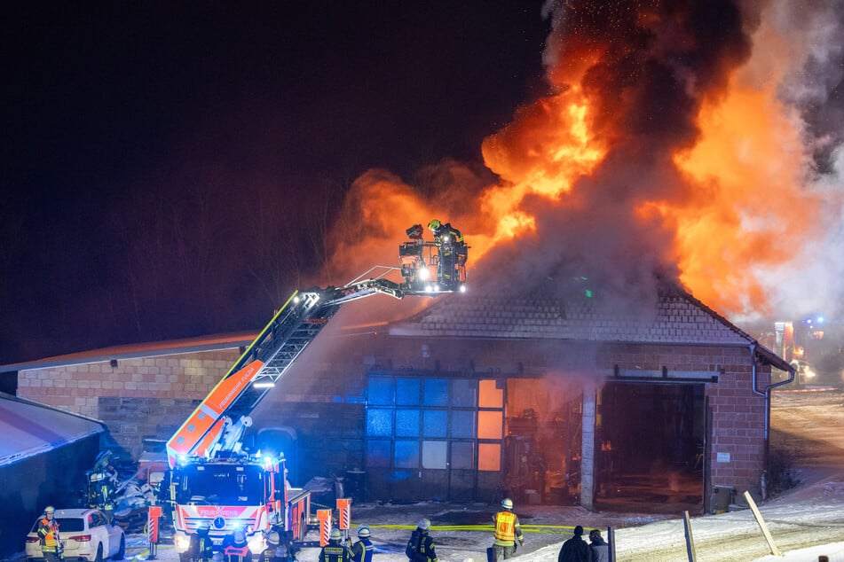 Ermittlungen nach Hallenbrand laufen: Trauer um Feuerwehrmann (†27)