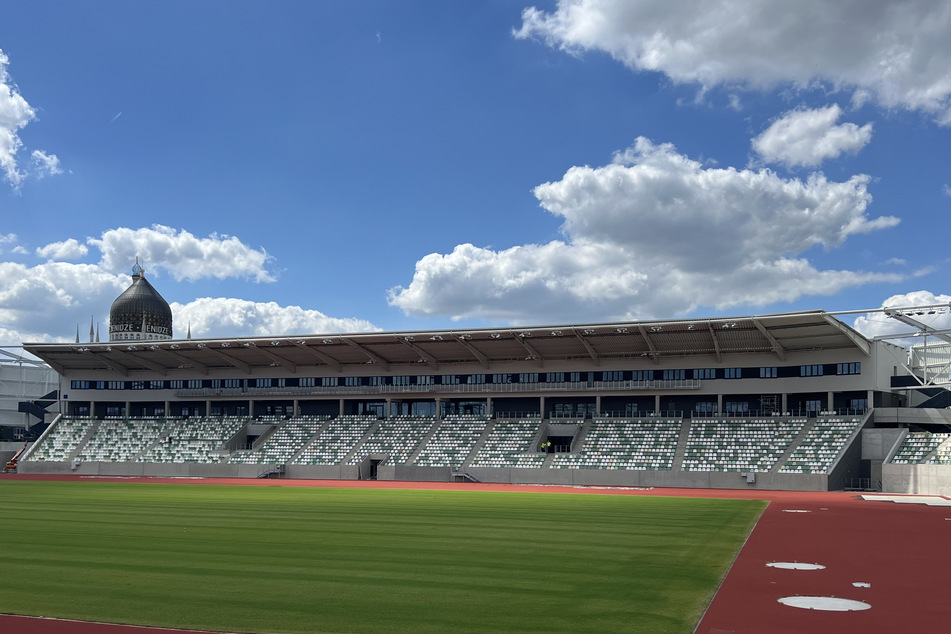 Das Heinz-Steyer-Stadion ist beinahe fertig und wartet nur darauf, dass die Ränge gefüllt werden.