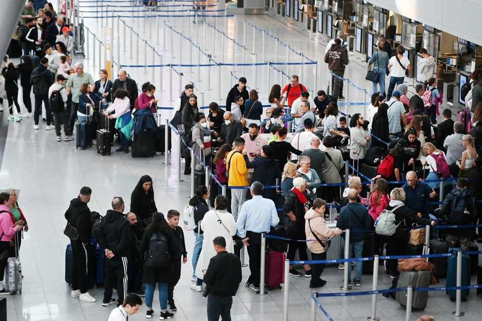 Lange Schlangen am Flughafen: NRW-Ferienstart in Düsseldorf "ist ein Desaster!"