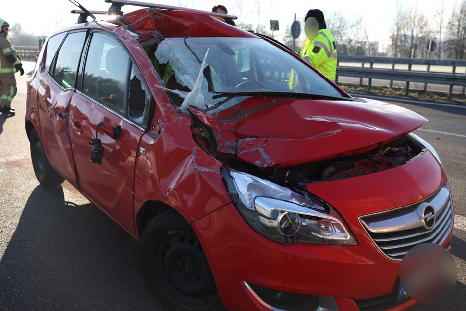 Die Front des Opels wurde stark beschädigt.