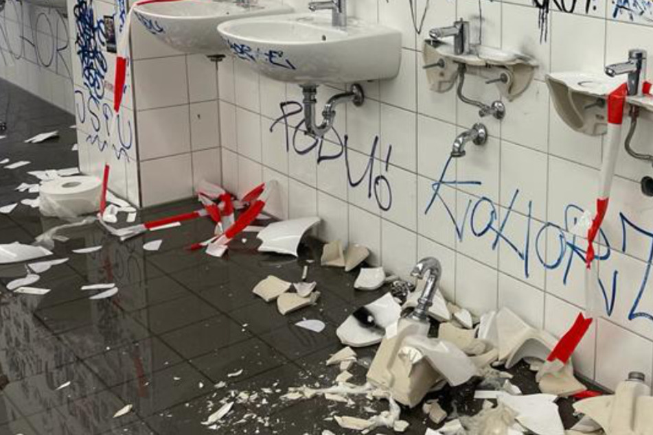 Zerstörungswut nach Aue-Sieg: Lübeck-"Fans" zerstören Gäste-Toilette