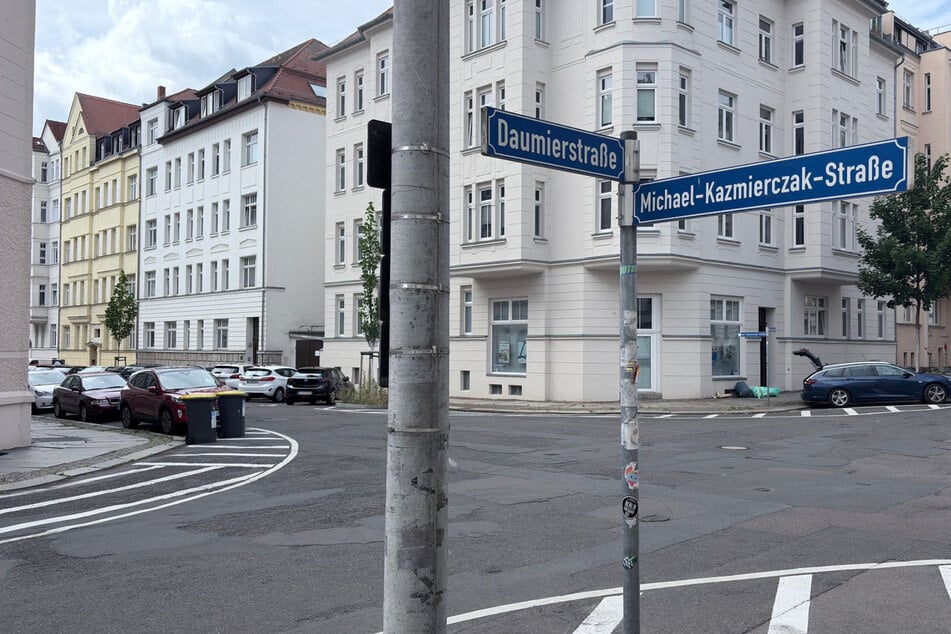Auf der Daumierstraße Höhe Michael-Kazmierczak-Straße fuhr ein Mann (59) mit einem E-Scooter gegen drei Autos.