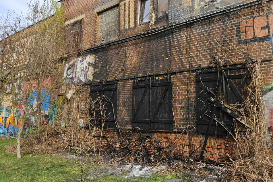 Leipzig: Feuerteufel in Plagwitz unterwegs: Fensterläden mitten in der Nacht abgefackelt