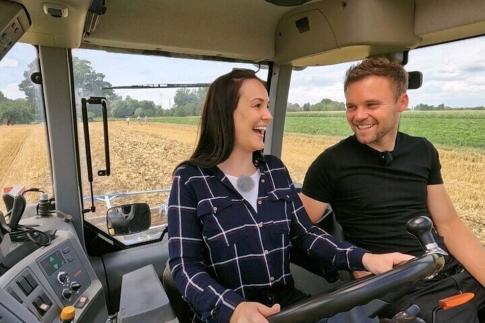 Bereits nach zwei Monaten zogen die beiden Turteltauben zusammen. Kurz darauf folgte die Verlobung. Im August 2025 kam ihre Tochter zur Welt.